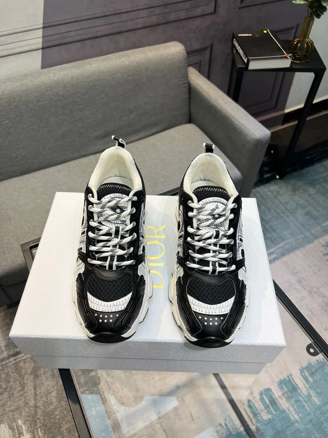 Dior B23 Tênis pretos e brancos com design gráfico chunky 2