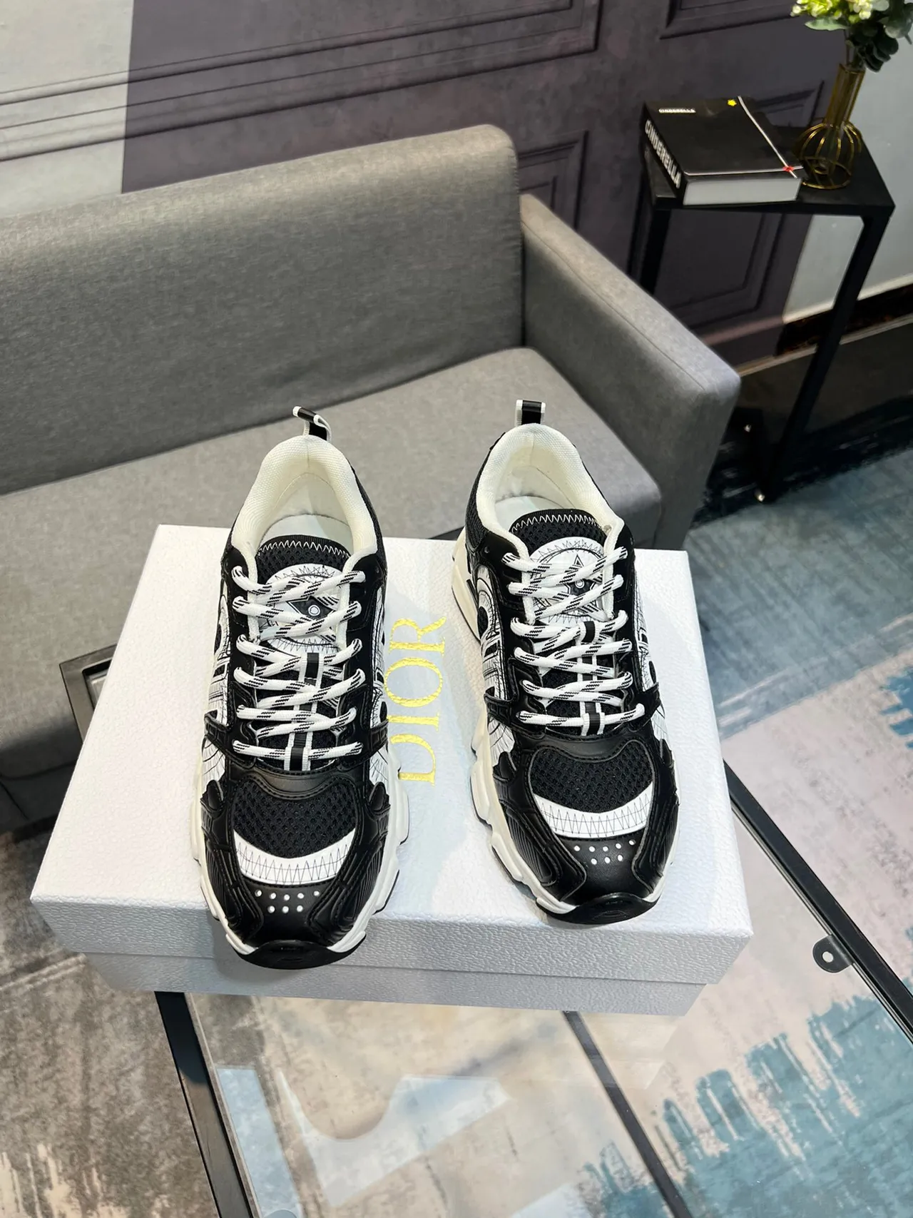 Dior B23 Tênis pretos e brancos com design gráfico chunky 4