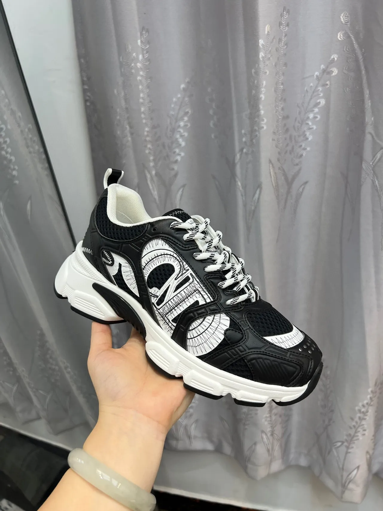 Dior B23 Tênis pretos e brancos com design gráfico chunky 5