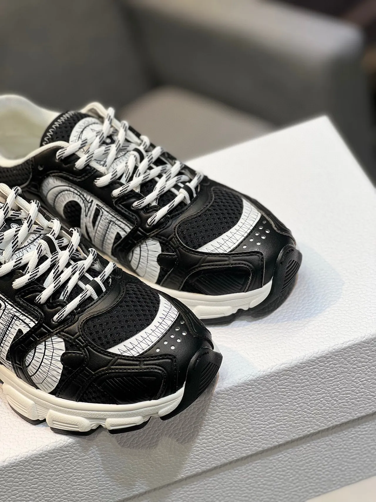 Dior B23 Tênis pretos e brancos com design gráfico chunky 8