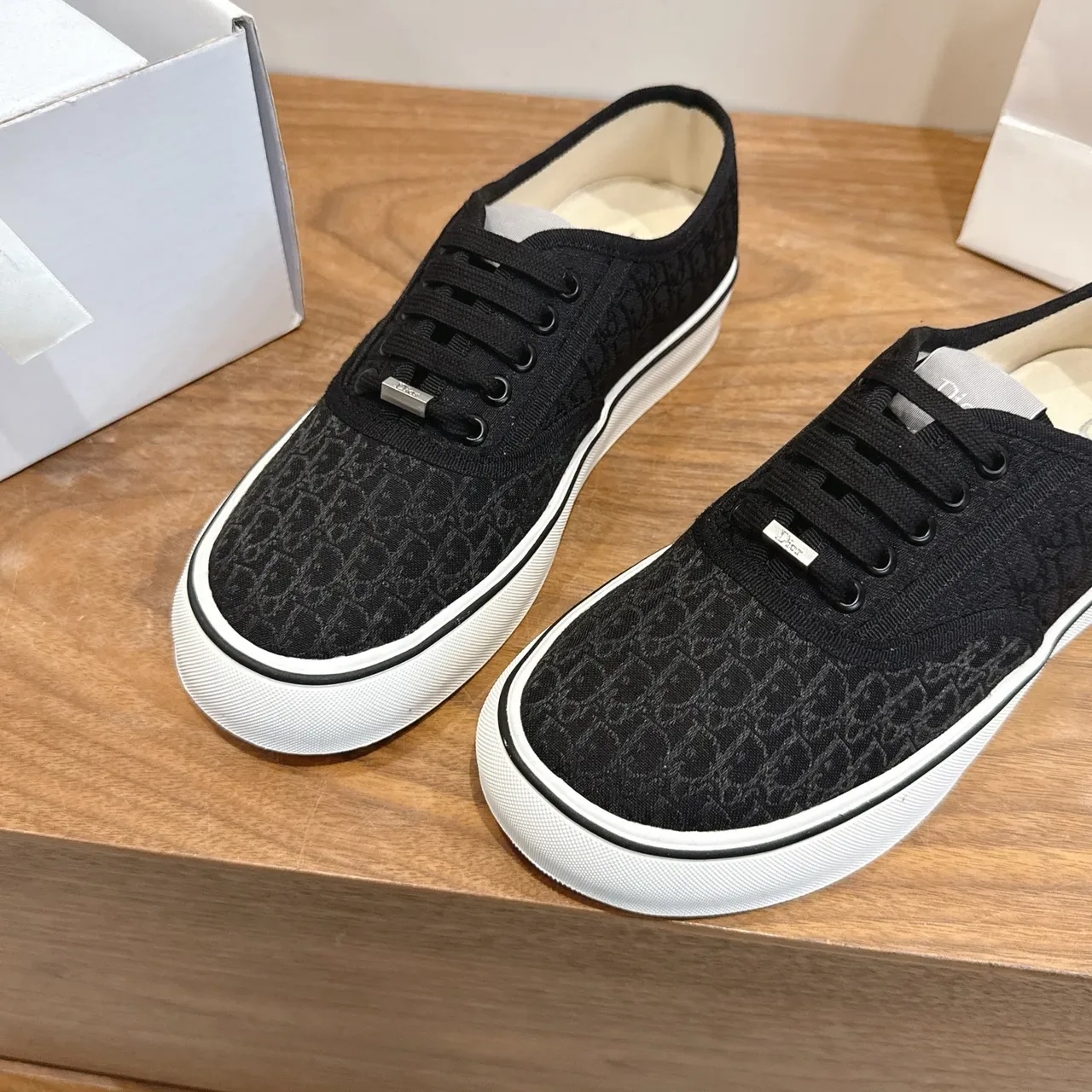Dior B23 Monogram Canvas 黑白生活方式运动鞋 4