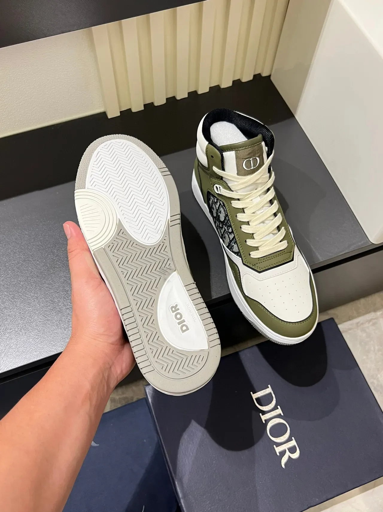 Dior B23 ऑलिव हरा और सफेद मोनोग्राम हाई टॉप जीवनशैली स्नीकर 8