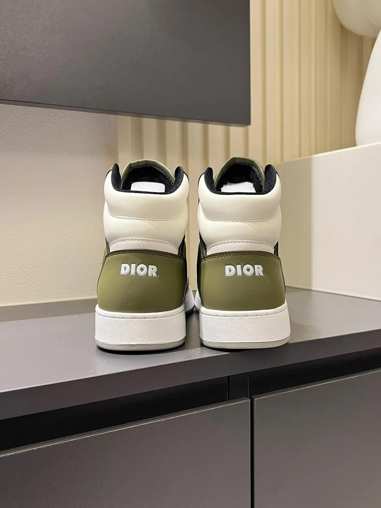 Dior B23 ऑलिव हरा और सफेद मोनोग्राम हाई टॉप जीवनशैली स्नीकर 9