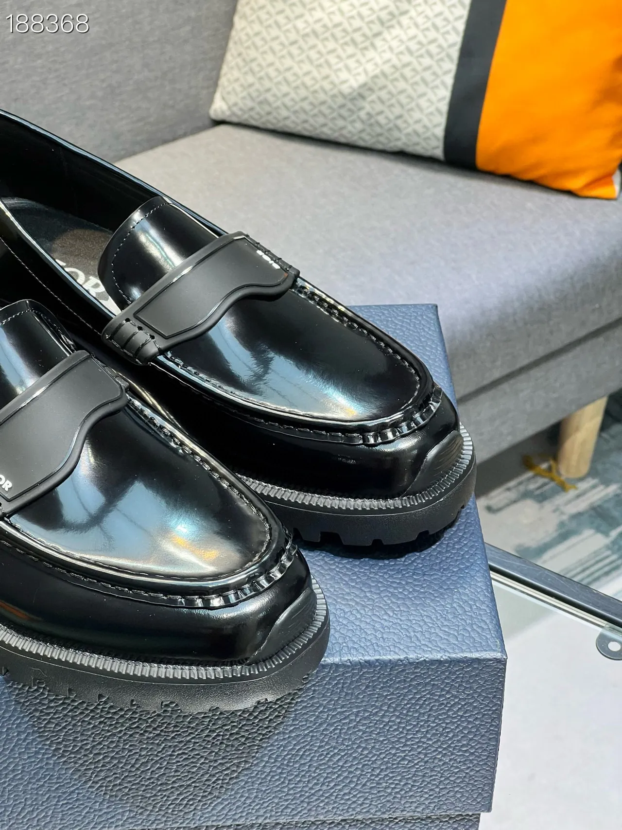 Dior B27 حذاء لوفر جلد أسود لامع سميك القدم مع مسامير 4