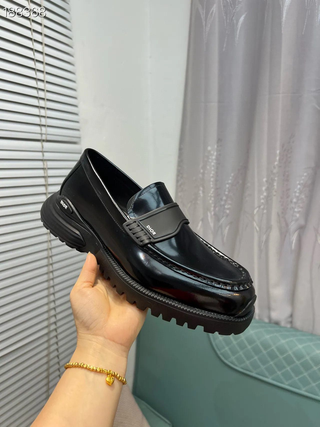 Dior B27 حذاء لوفر جلد أسود لامع سميك القدم مع مسامير 6