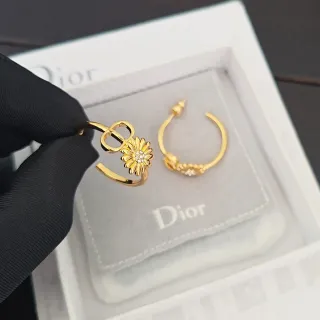 Dior Boucles d'oreilles hoop à cristaux floraux