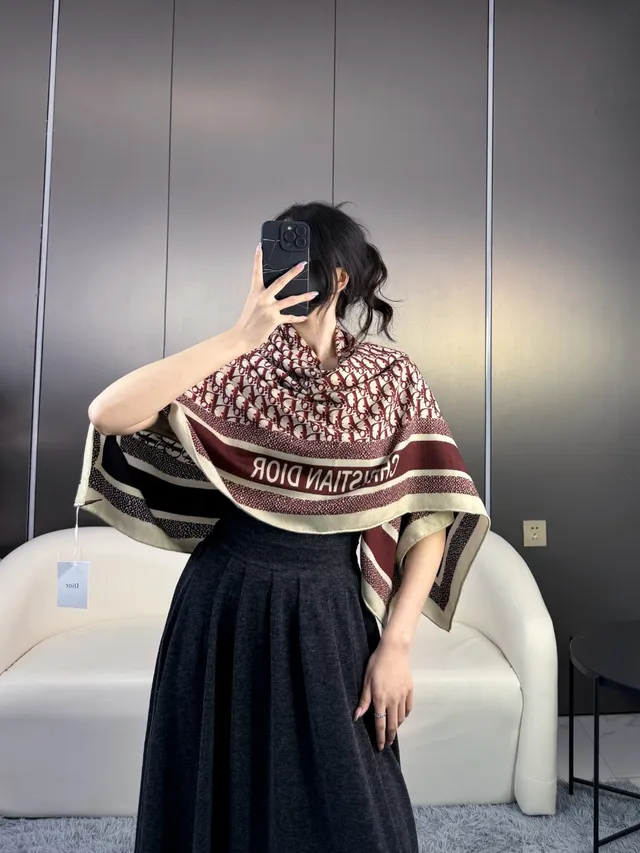 Dior জ্যামিতিক স্ট্রাইপ টেক্সচার্ড সিল্ক স্কার্ফ 2