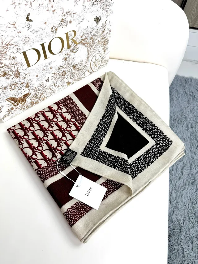 Dior জ্যামিতিক স্ট্রাইপ টেক্সচার্ড সিল্ক স্কার্ফ 6