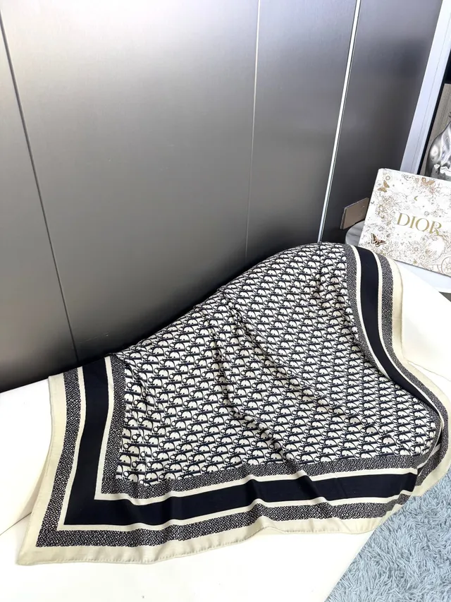 Dior জ্যামিতিক স্ট্রাইপ টেক্সচার্ড সিল্ক স্কার্ফ 8