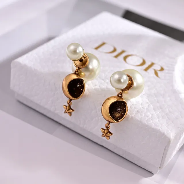 Dior Colar Pendente de Lua Crescente Dourado Branco Pavé Detalhe de Estrela 3
