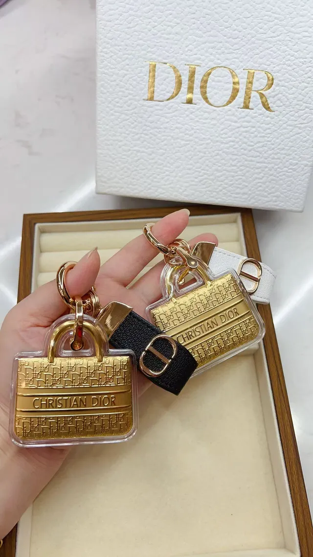 Dior Mini Bag Charm गोल्ड व्हाइट मिनिएचर ट्रांसपेरेंट एक्रिलिक केसिंग हैंडबैग 4