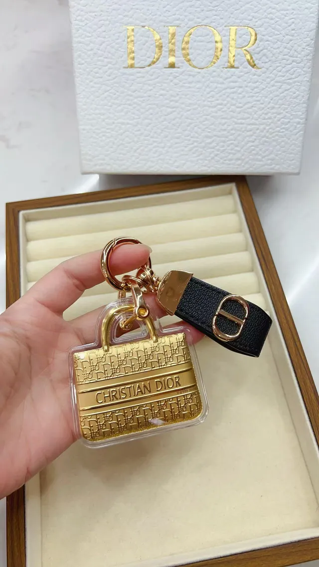 Dior Mini Bag Charm गोल्ड व्हाइट मिनिएचर ट्रांसपेरेंट एक्रिलिक केसिंग हैंडबैग 5