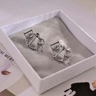Dior রৌপ্য Monogram Motif চকচকে কানের দুল