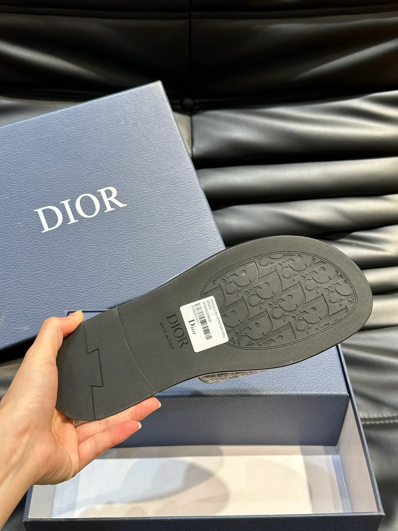 Dior Slide 黑色蓝色 Monogrammed 肩带 Embossed Logo 拖鞋 3