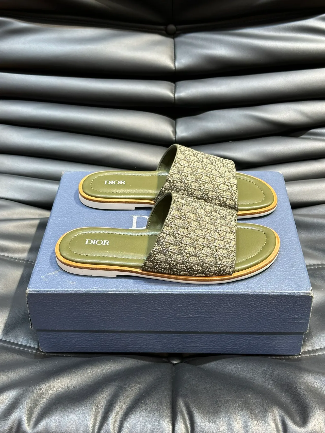 Dior Slide 黑色蓝色 Monogrammed 肩带 Embossed Logo 拖鞋 4