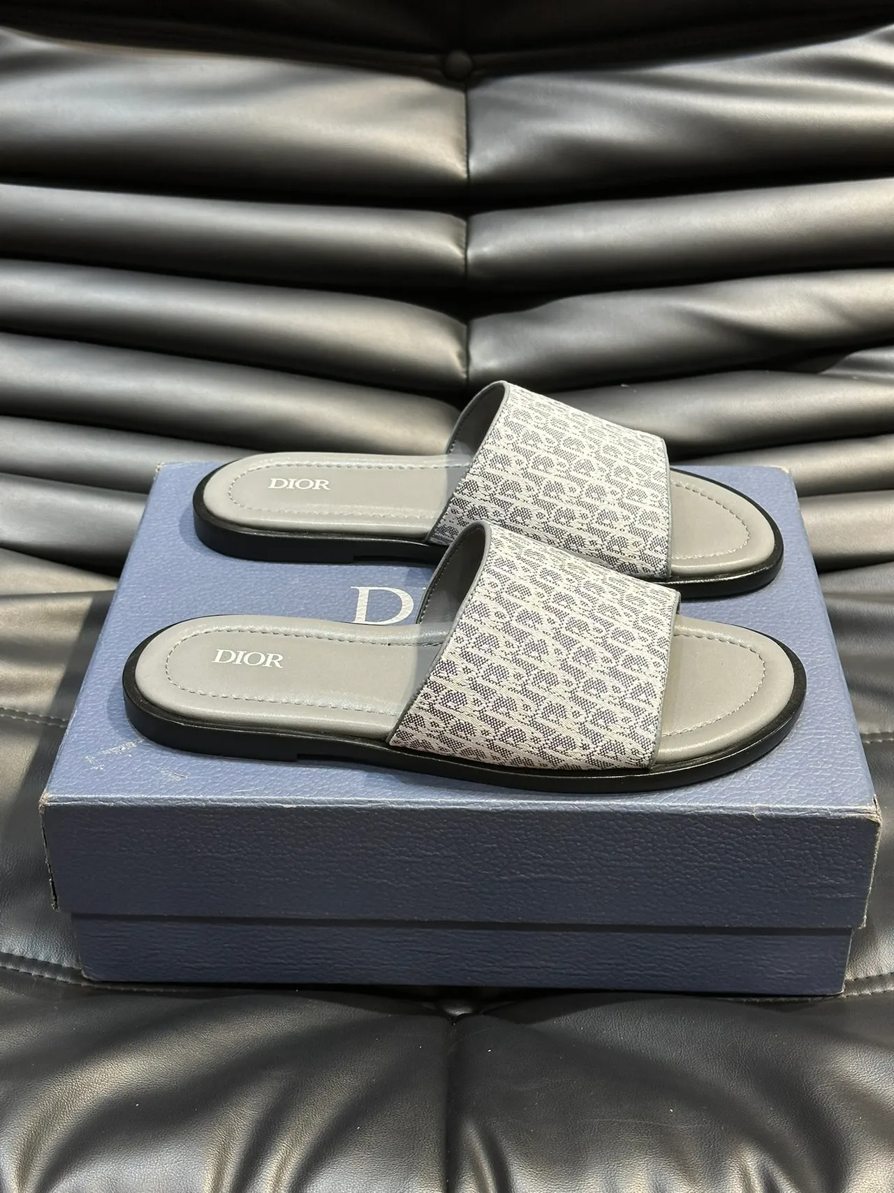 Dior Slide 黑色蓝色 Monogrammed 肩带 Embossed Logo 拖鞋 5