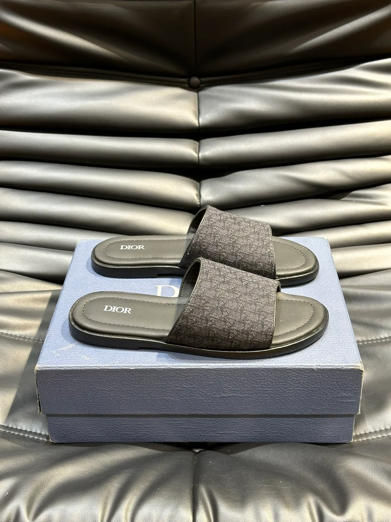 Dior Slide 黑色蓝色 Monogrammed 肩带 Embossed Logo 拖鞋 6