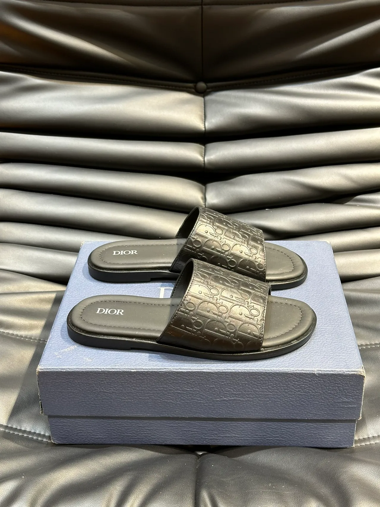 Dior Slide 黑色蓝色 Monogrammed 肩带 Embossed Logo 拖鞋 7