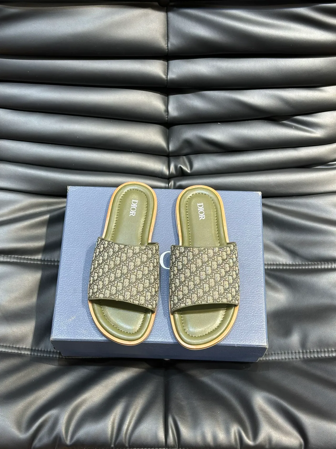 Dior Slide 黑色蓝色 Monogrammed 肩带 Embossed Logo 拖鞋 8