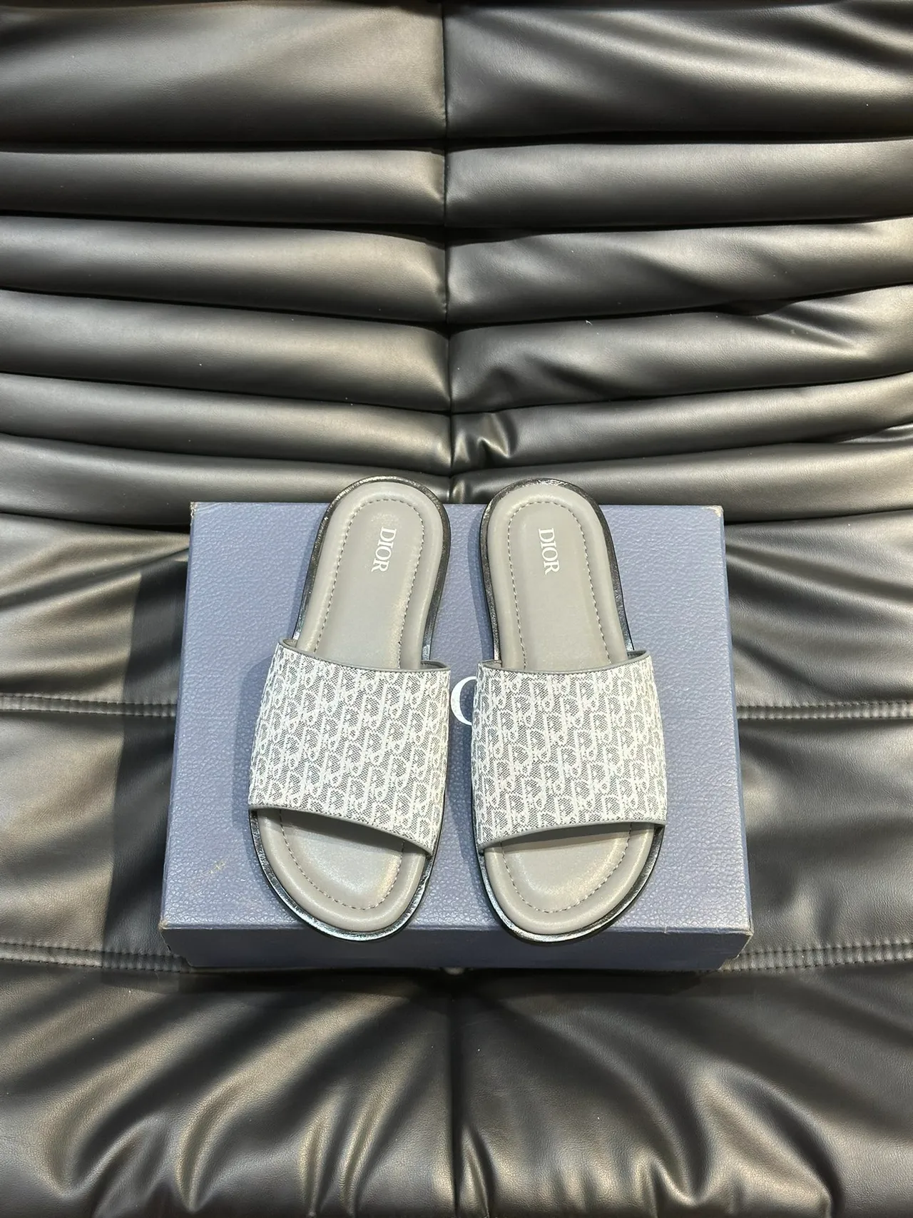 Dior Slide 黑色蓝色 Monogrammed 肩带 Embossed Logo 拖鞋 9