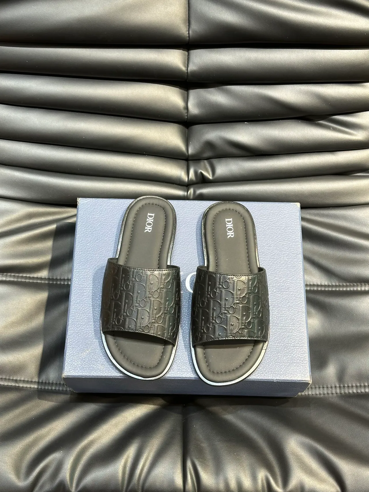 Dior Slide 黑色蓝色 Monogrammed 肩带 Embossed Logo 拖鞋 11