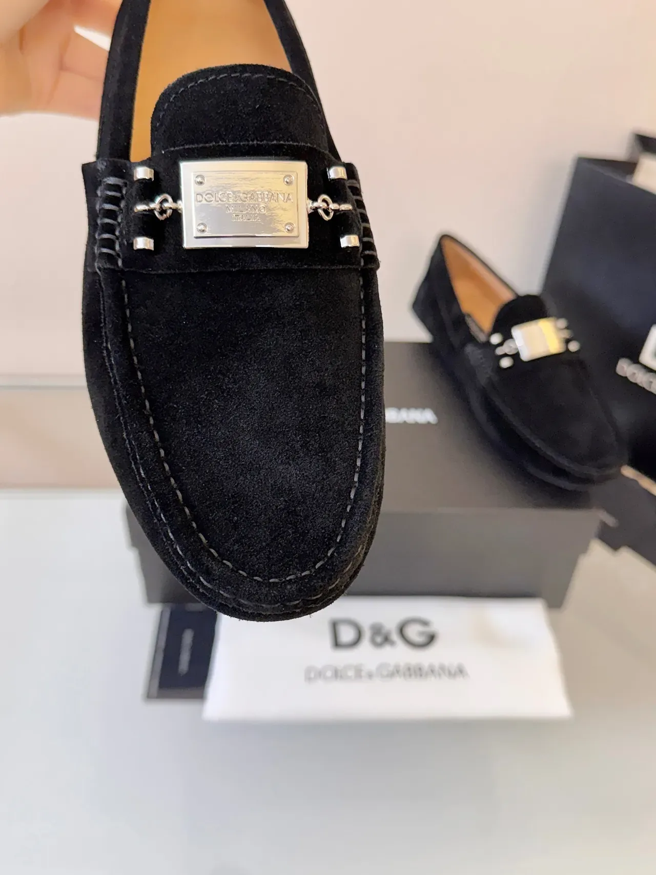 Dolce & Gabbana 黑色银色麂皮乐福鞋 金属徽章点缀 3