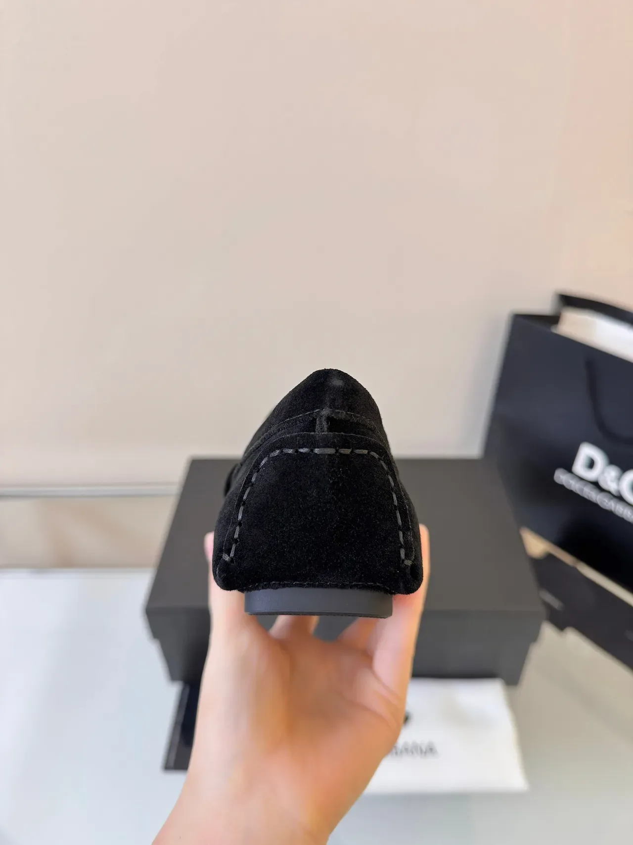 Dolce & Gabbana 黑色银色麂皮乐福鞋 金属徽章点缀 4