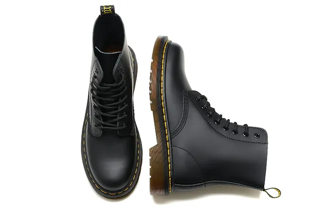 Dr. Martens 1460 Bottes Martin en Cuir Noir Lisse 2