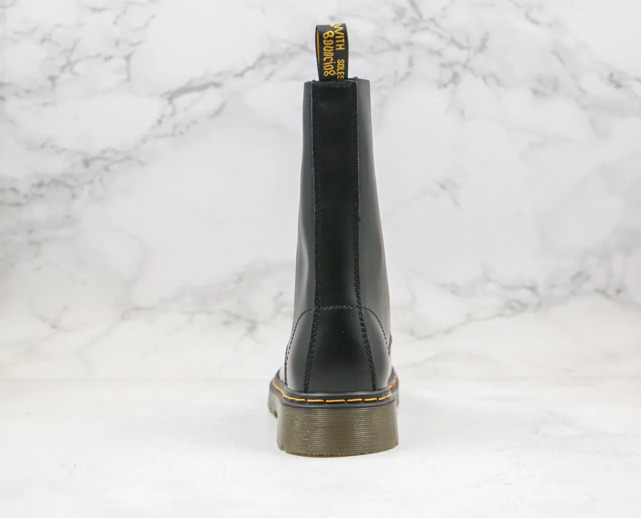 Dr. Martens 1460 Bottes Martin Cuir Noir Lisse Couture Jaune 2