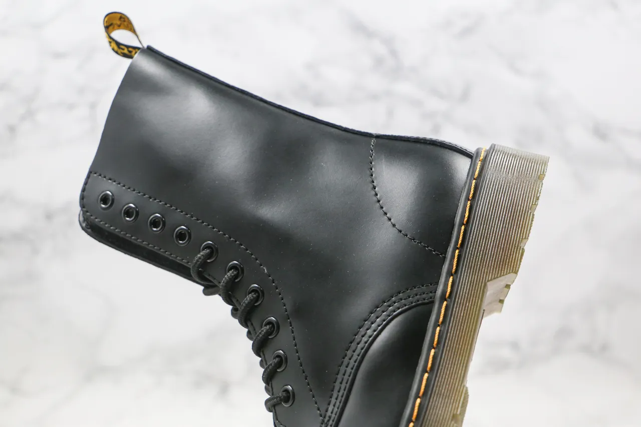 Dr. Martens 1460 Bottes Martin Cuir Noir Lisse Couture Jaune 4