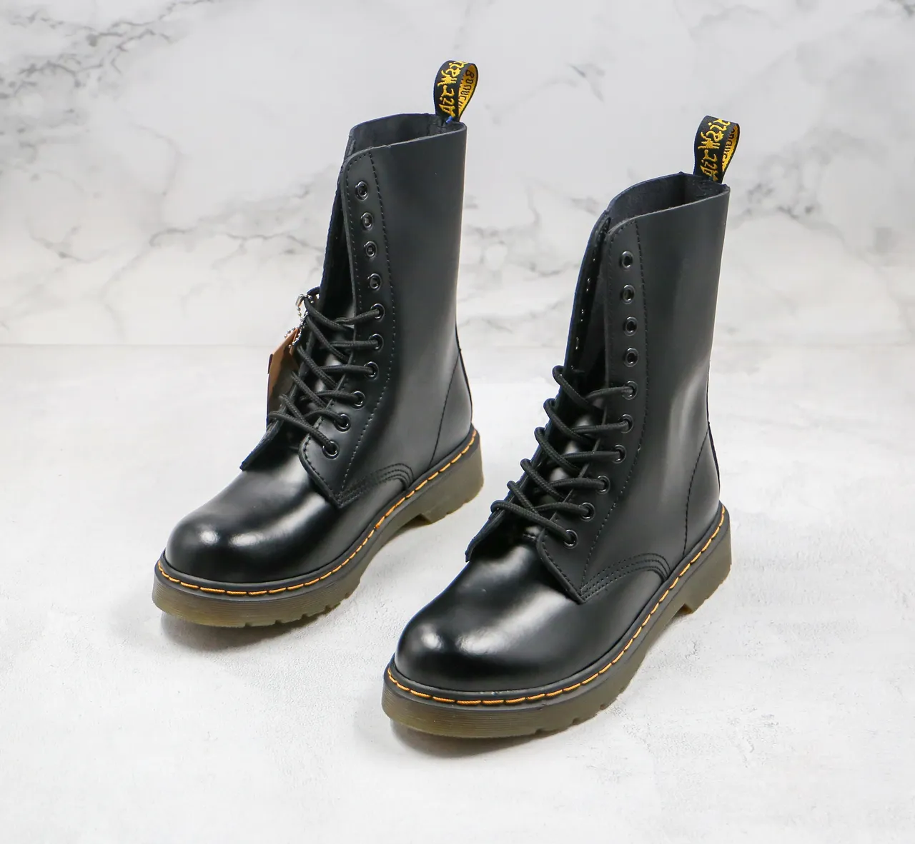 Dr. Martens 1460 Bottes Martin Cuir Noir Lisse Couture Jaune 10