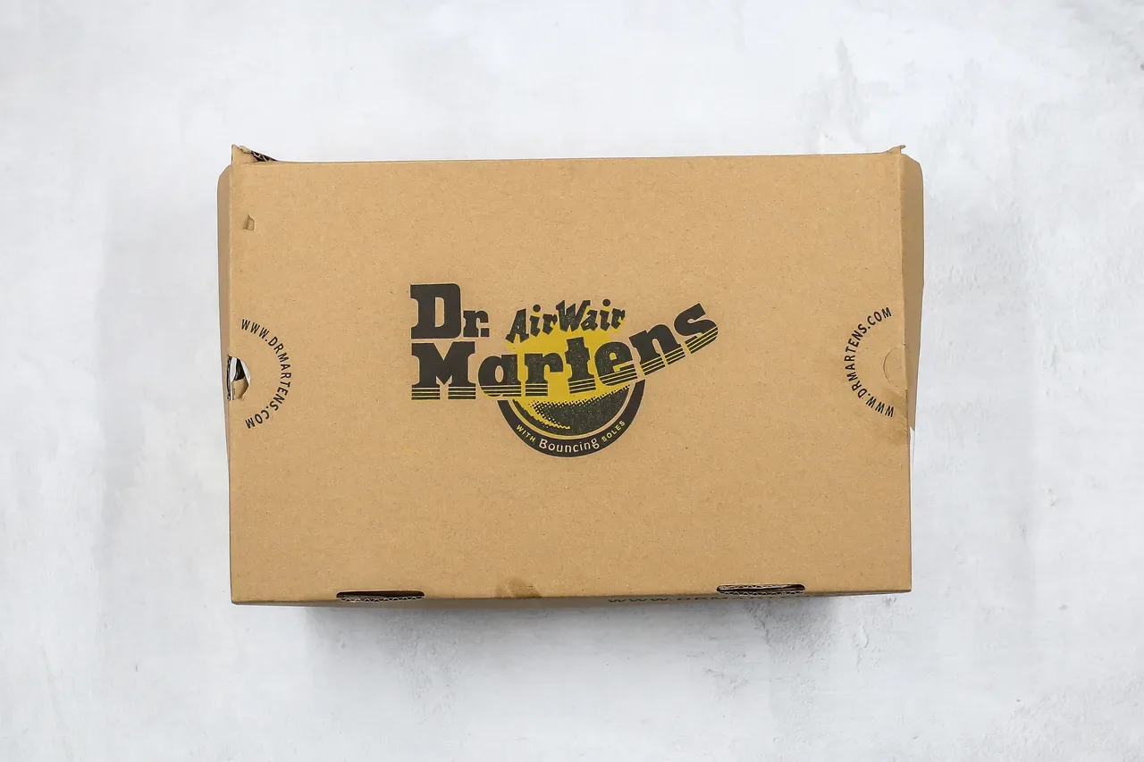 Dr. Martens 1461 ব্রোগ কালো চামড়া হলুদ সেলাই 2
