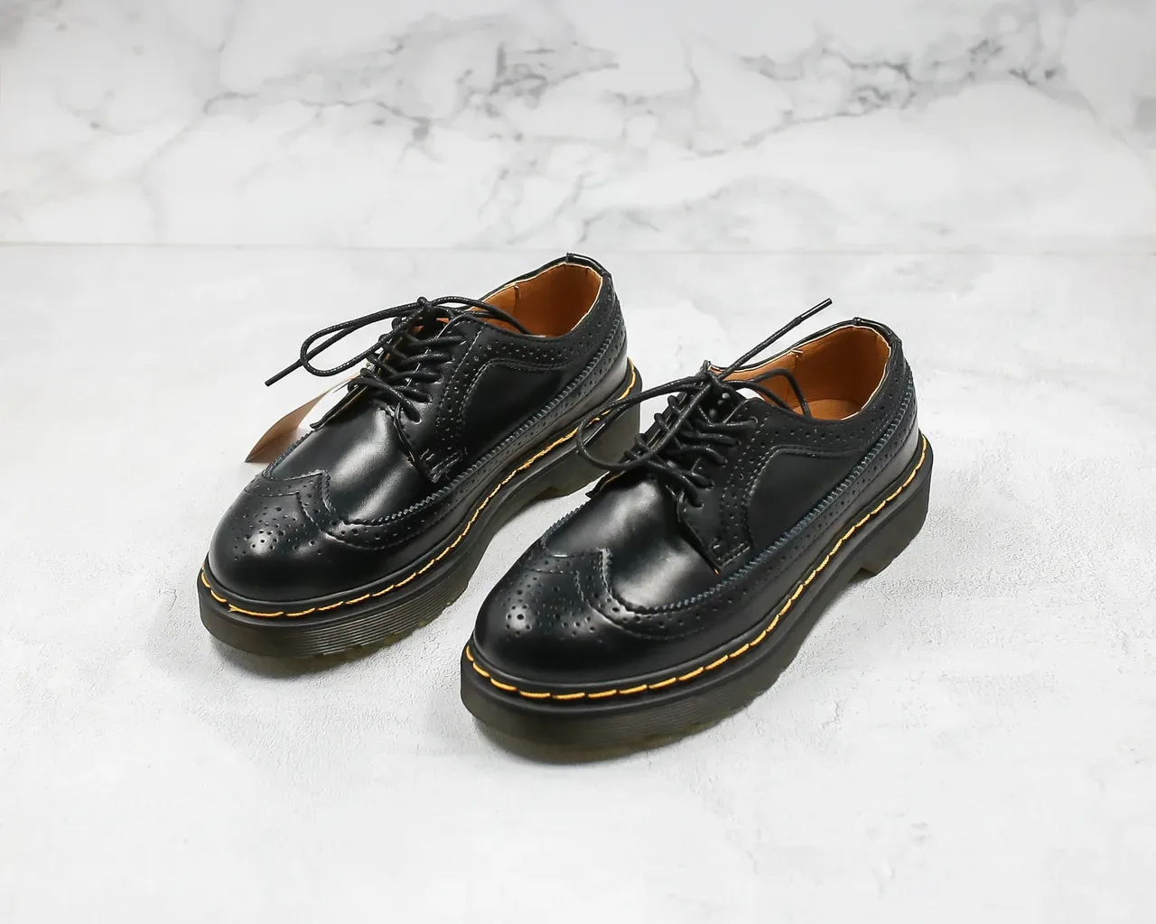 Dr. Martens 1461 ব্রোগ কালো চামড়া হলুদ সেলাই 5