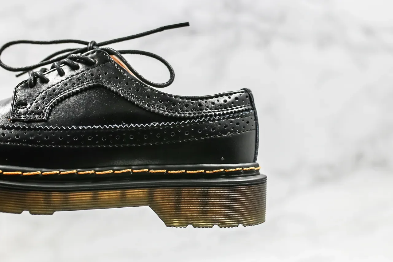 Dr. Martens 1461 ব্রোগ কালো চামড়া হলুদ সেলাই 8