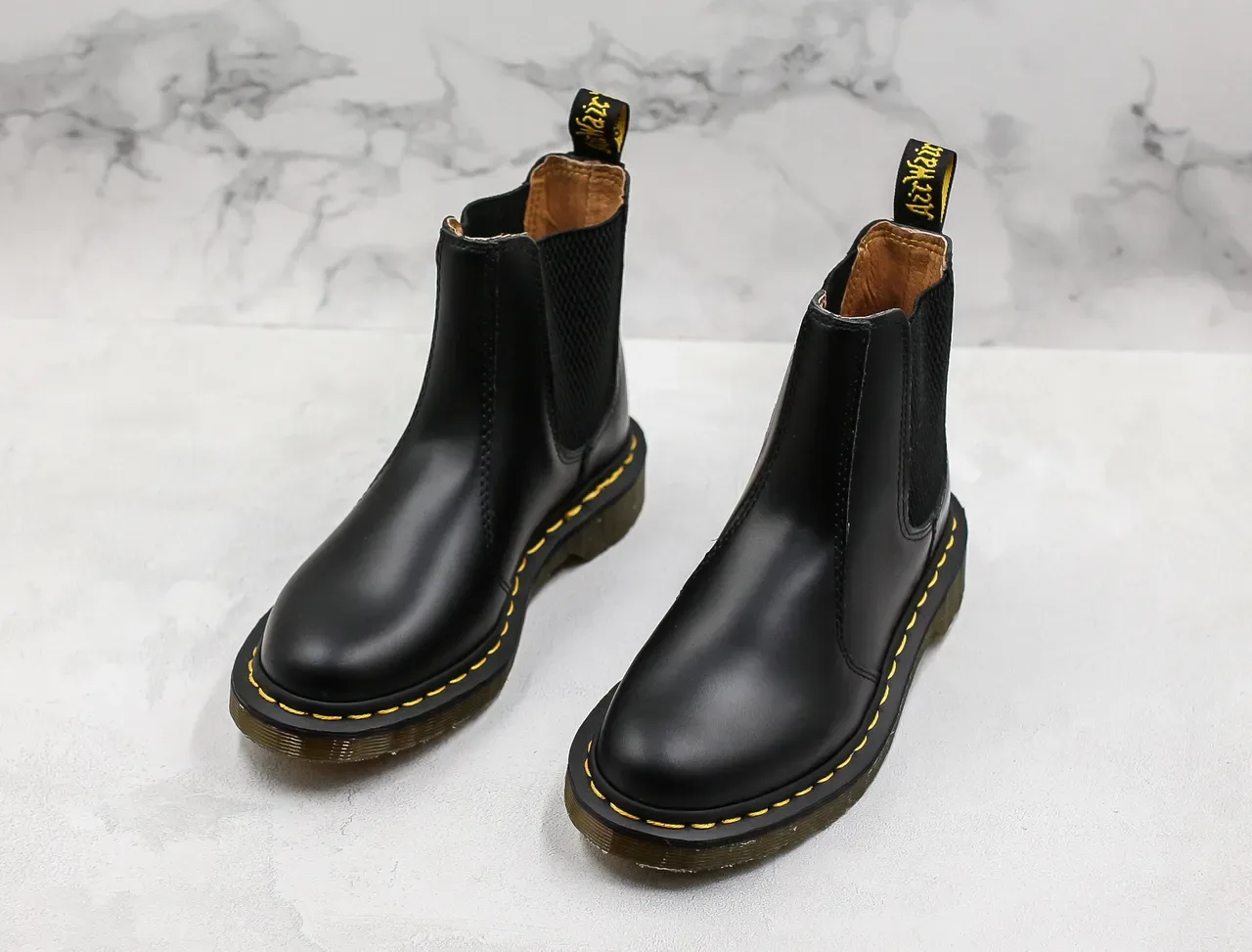 Dr. Martens কালো হলুদ মসৃণ চামড়া লোচড় সাইড গুসেট চেলসি বুট 5