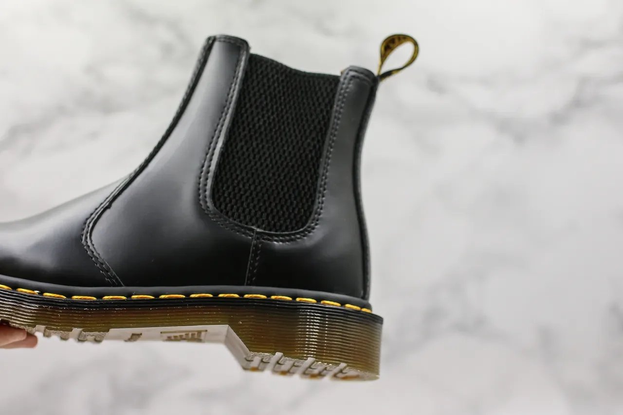 Dr. Martens কালো হলুদ মসৃণ চামড়া লোচড় সাইড গুসেট চেলসি বুট 8
