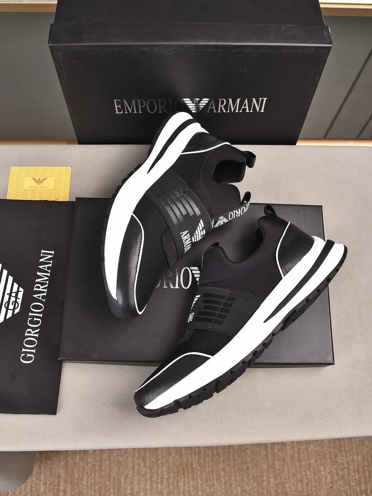 Emporio Armani أسود أبيض سلايب أون شبكة وصناعي علوي أحذية نمط حياة 2