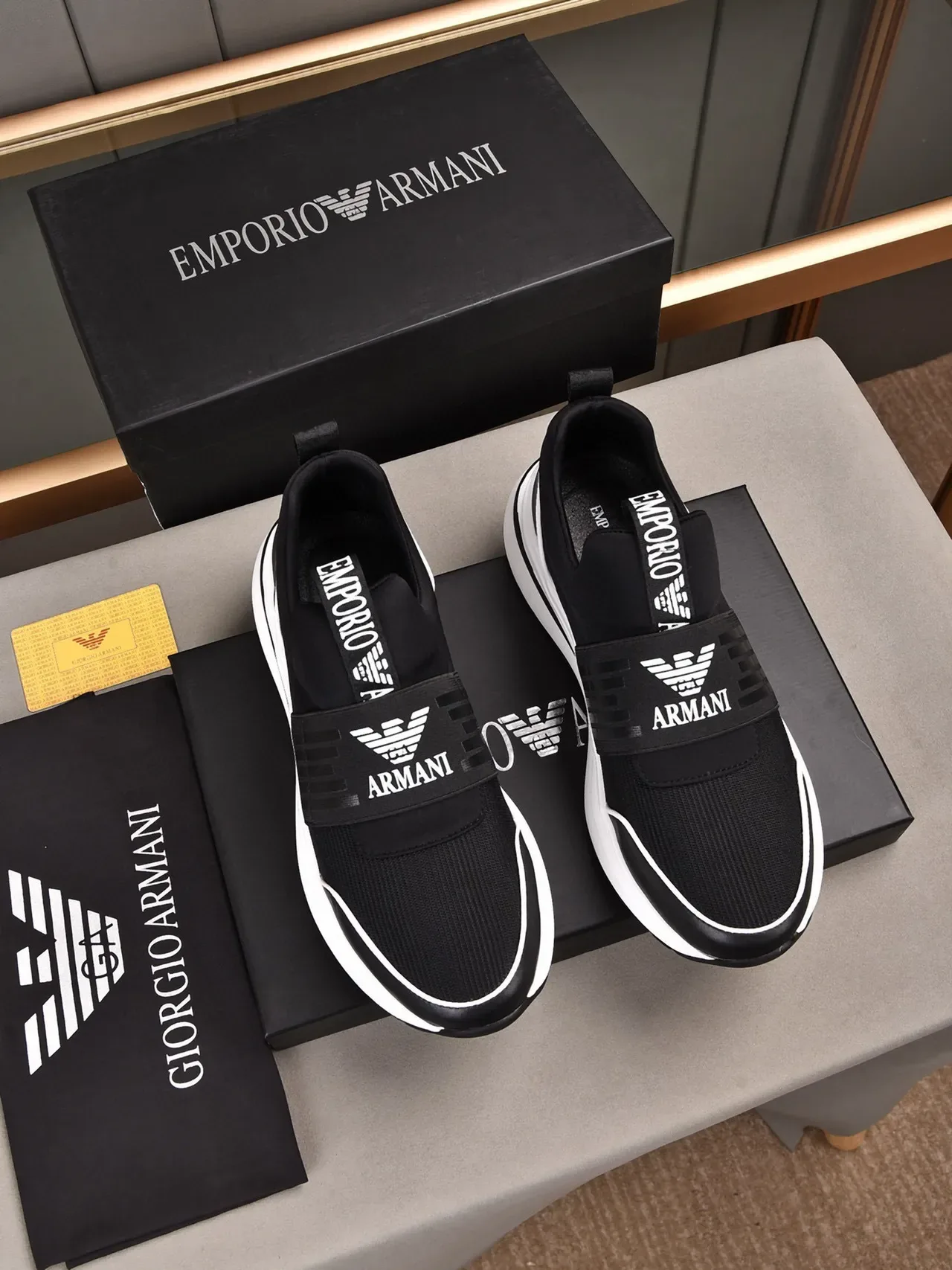 Emporio Armani أسود أبيض سلايب أون شبكة وصناعي علوي أحذية نمط حياة 3