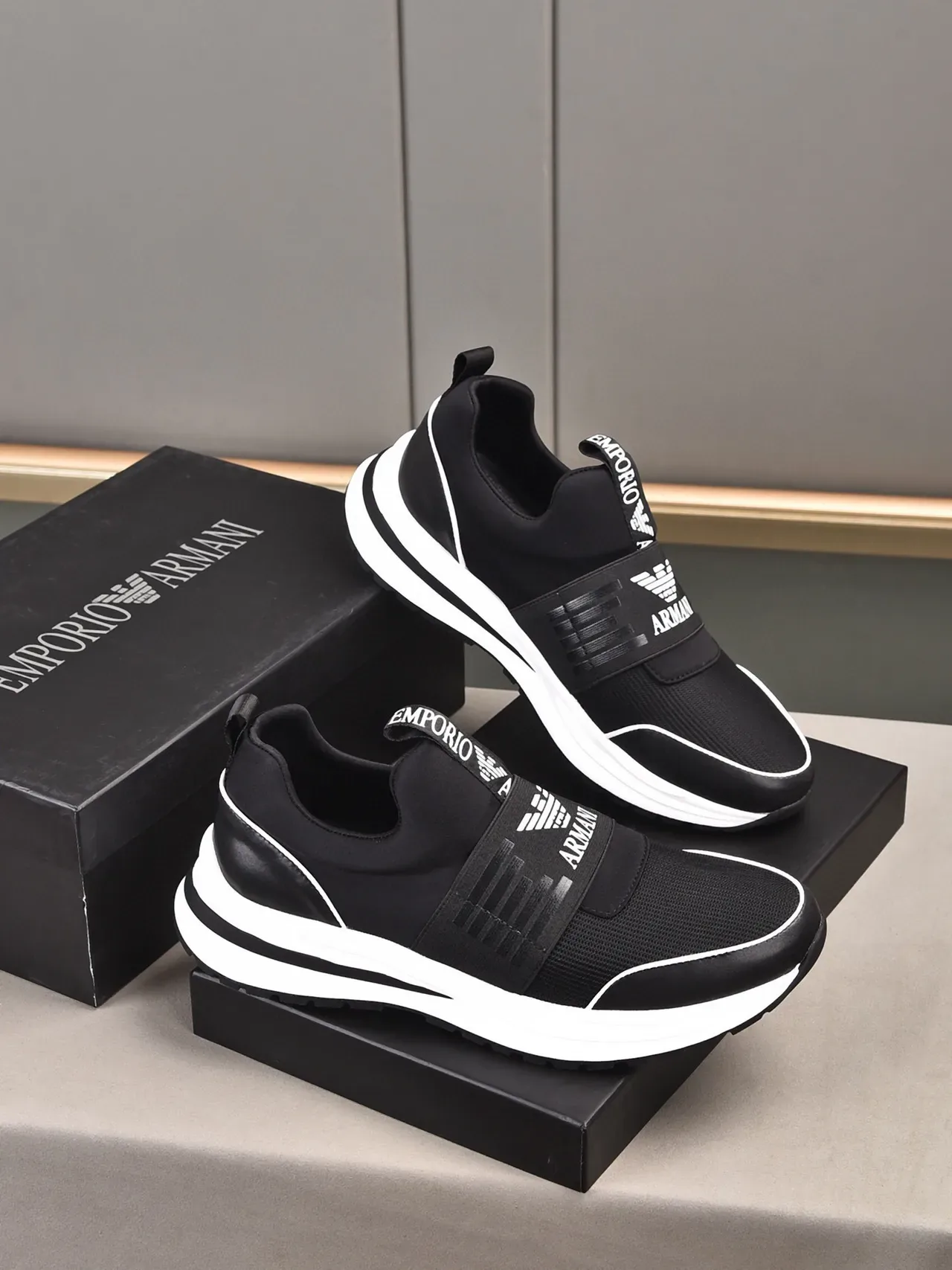 Emporio Armani أسود أبيض سلايب أون شبكة وصناعي علوي أحذية نمط حياة 7
