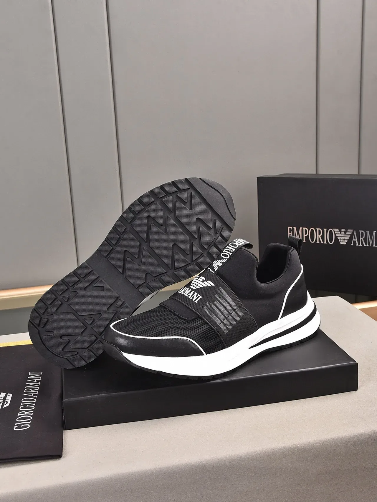 Emporio Armani أسود أبيض سلايب أون شبكة وصناعي علوي أحذية نمط حياة 8