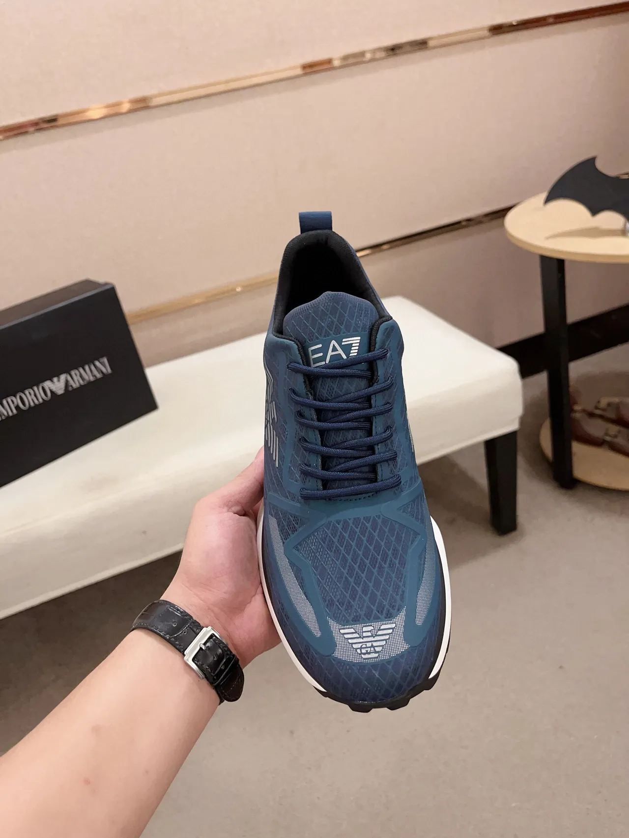 Emporio Armani chaussures de sport bleues blanches avec empiècement mesh texturé en grille et semelle intermédiaire sculptée 2