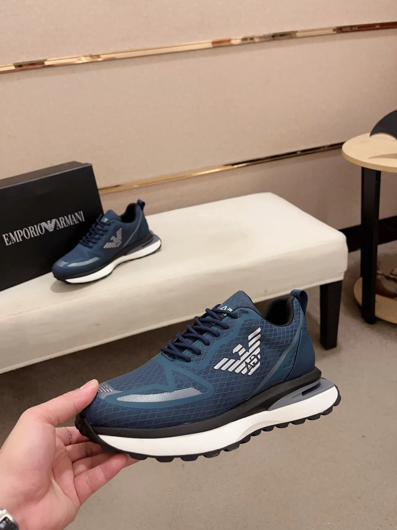 Emporio Armani chaussures de sport bleues blanches avec empiècement mesh texturé en grille et semelle intermédiaire sculptée 3