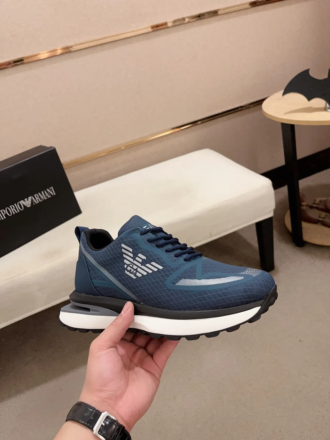 Emporio Armani chaussures de sport bleues blanches avec empiècement mesh texturé en grille et semelle intermédiaire sculptée 4