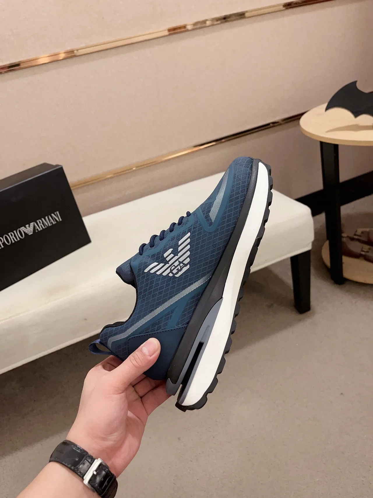 Emporio Armani chaussures de sport bleues blanches avec empiècement mesh texturé en grille et semelle intermédiaire sculptée 5