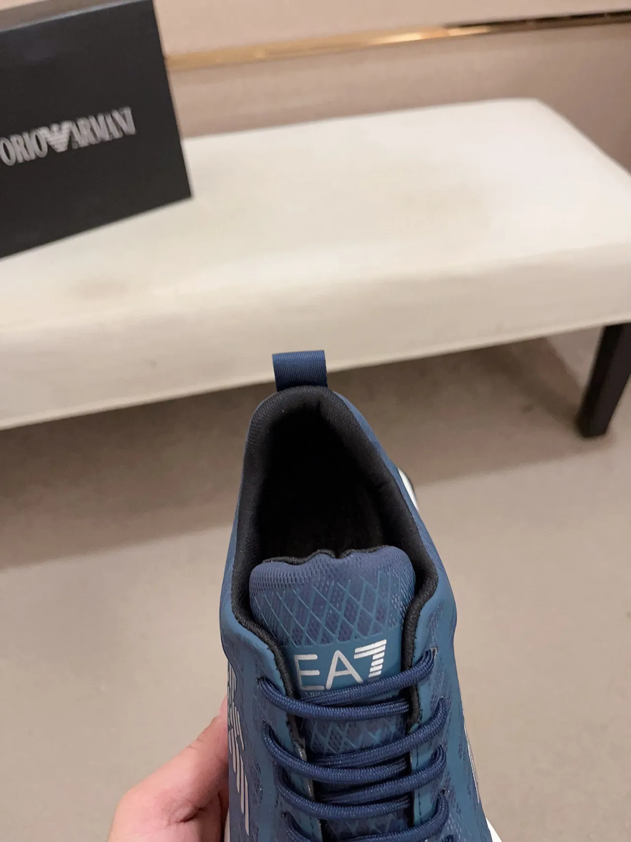 Emporio Armani chaussures de sport bleues blanches avec empiècement mesh texturé en grille et semelle intermédiaire sculptée 6