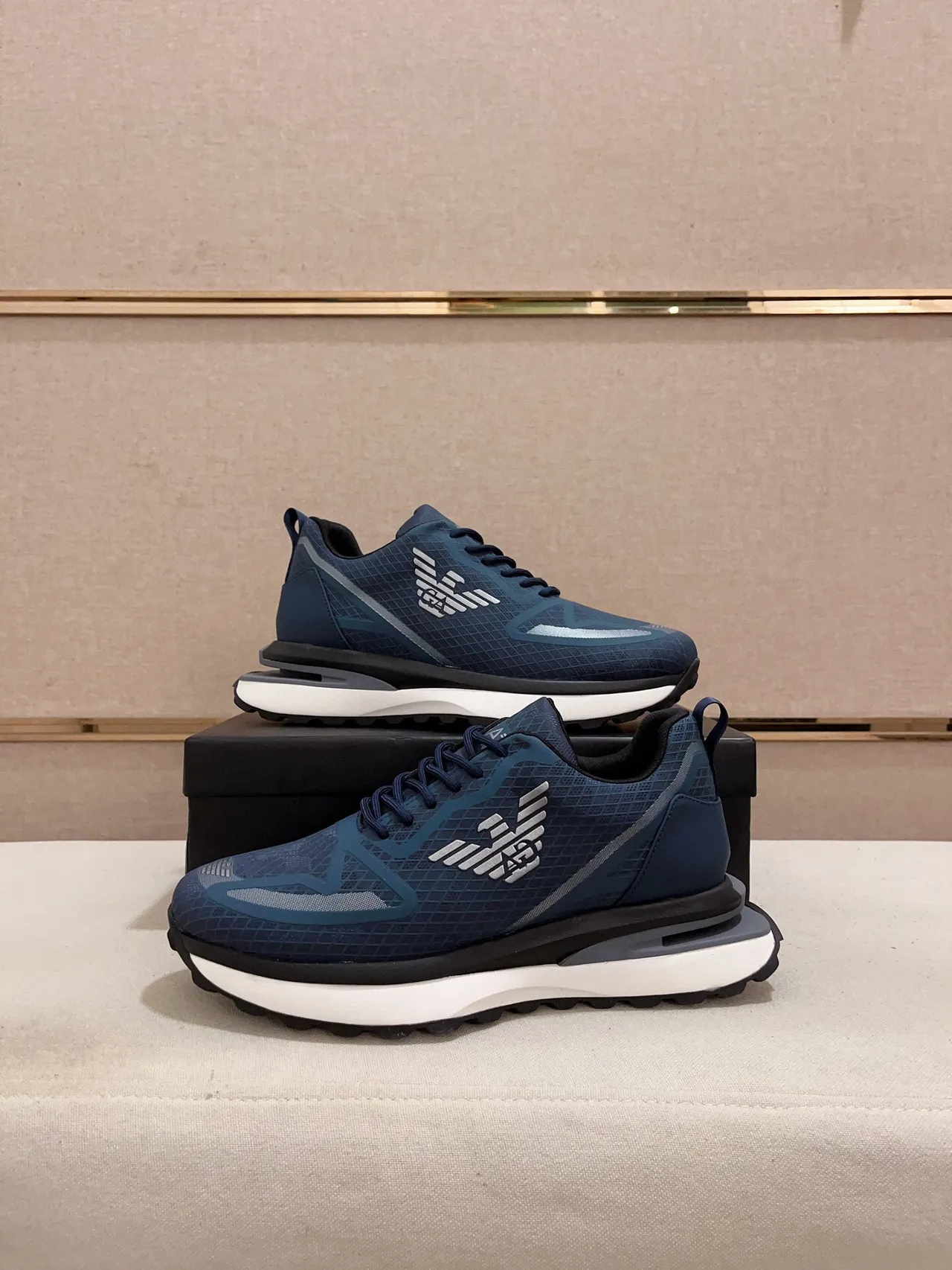 Emporio Armani chaussures de sport bleues blanches avec empiècement mesh texturé en grille et semelle intermédiaire sculptée 7
