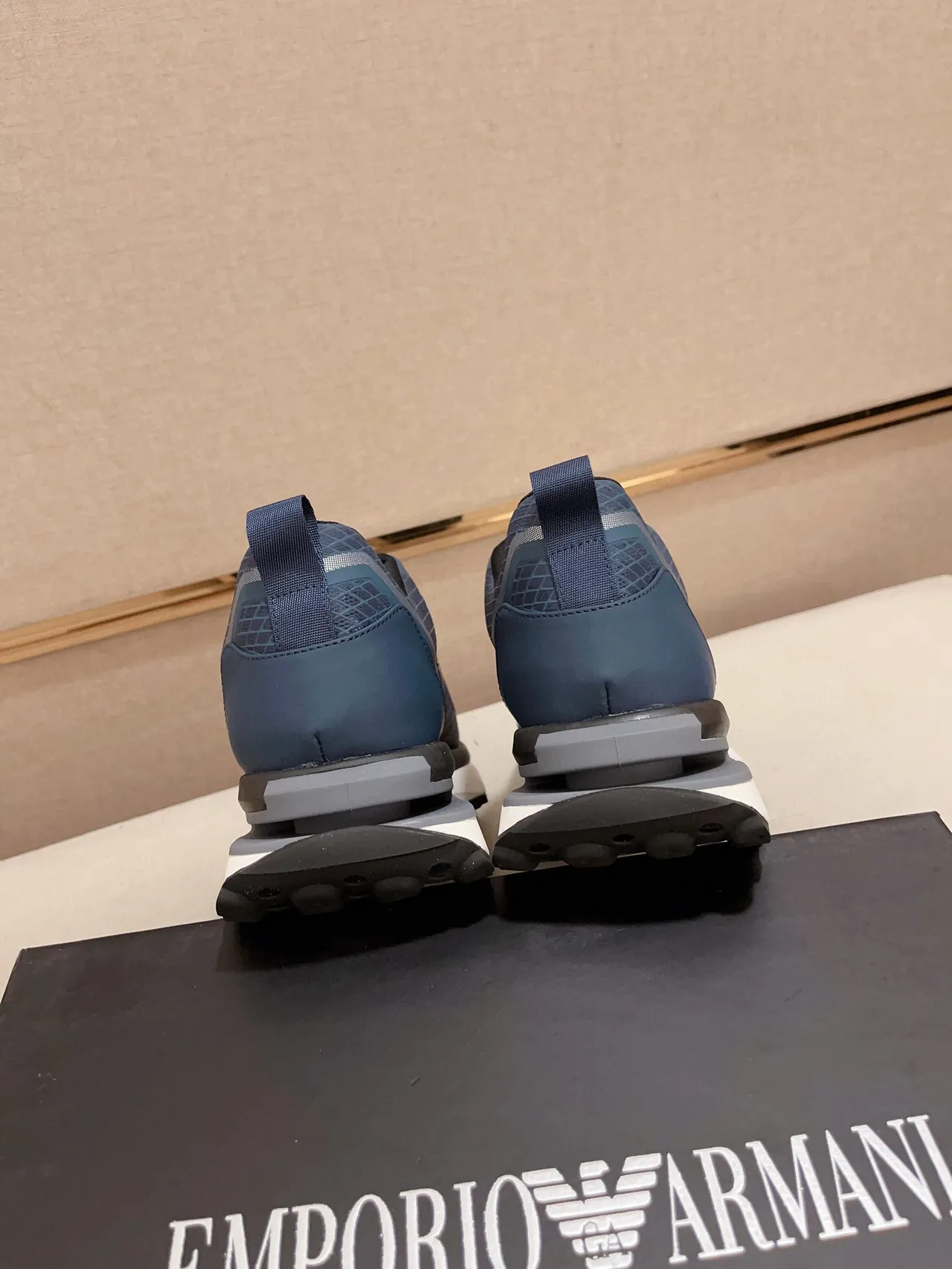 Emporio Armani chaussures de sport bleues blanches avec empiècement mesh texturé en grille et semelle intermédiaire sculptée 8