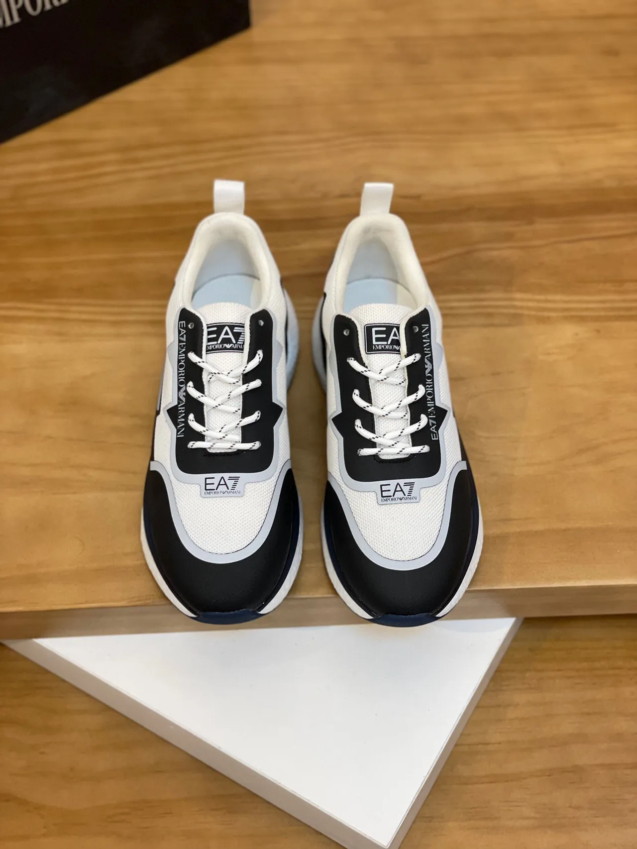 Emporio Armani Eagle Logo লাইফস্টাইল স্নিকার সাদা কালো নীলিমানক 2