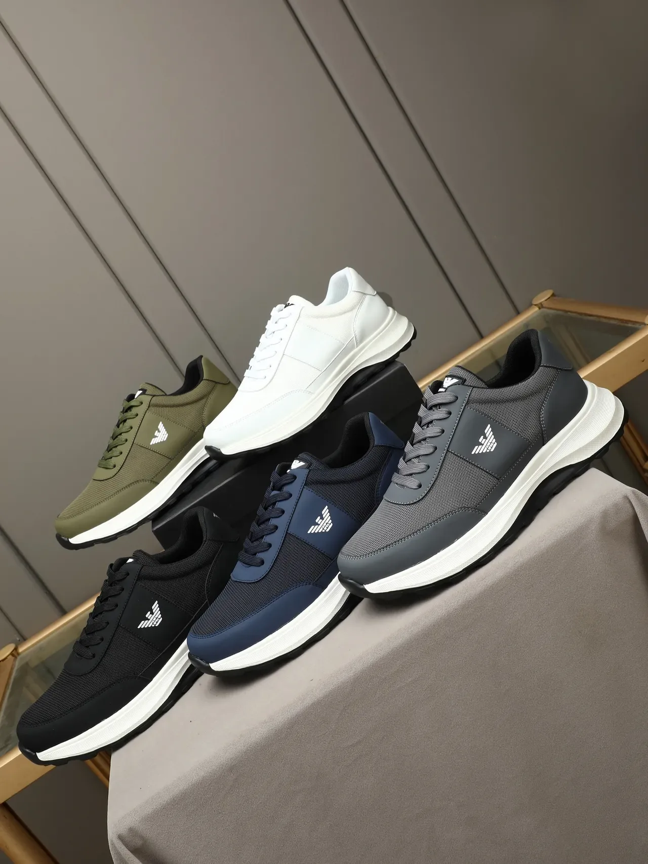 Emporio Armani 灰色网面合成材质老鹰标志生活方式运动鞋 2