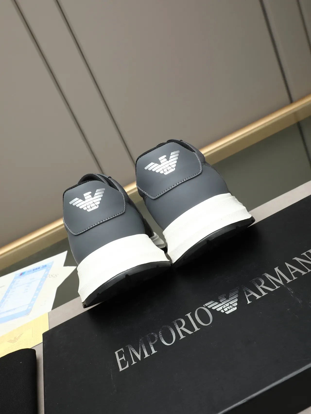 Emporio Armani 灰色网面合成材质老鹰标志生活方式运动鞋 4